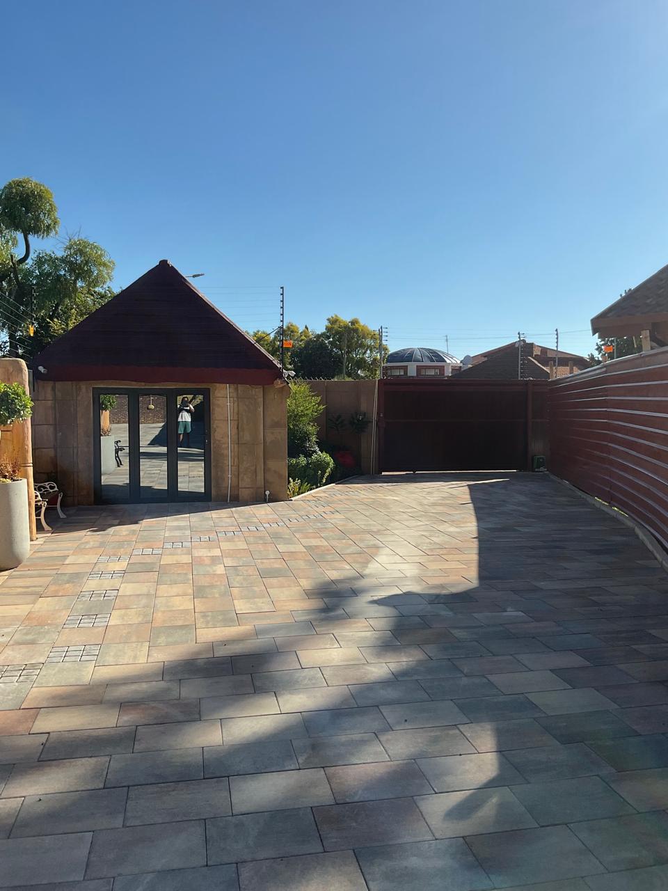 Surroundings image 5